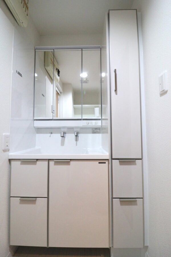 左側パネルも張り三面鏡タイプ