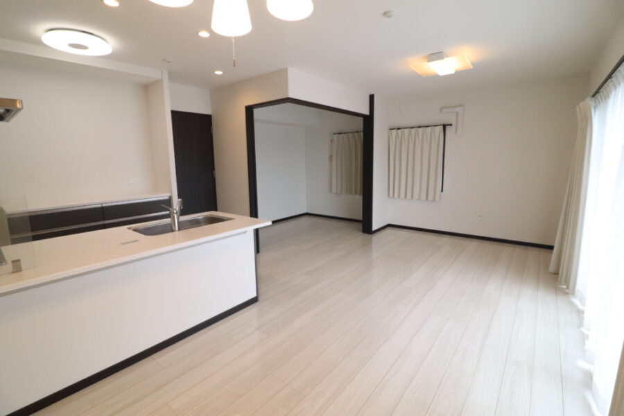 カッコイイ黒基調の素敵なリビングへ