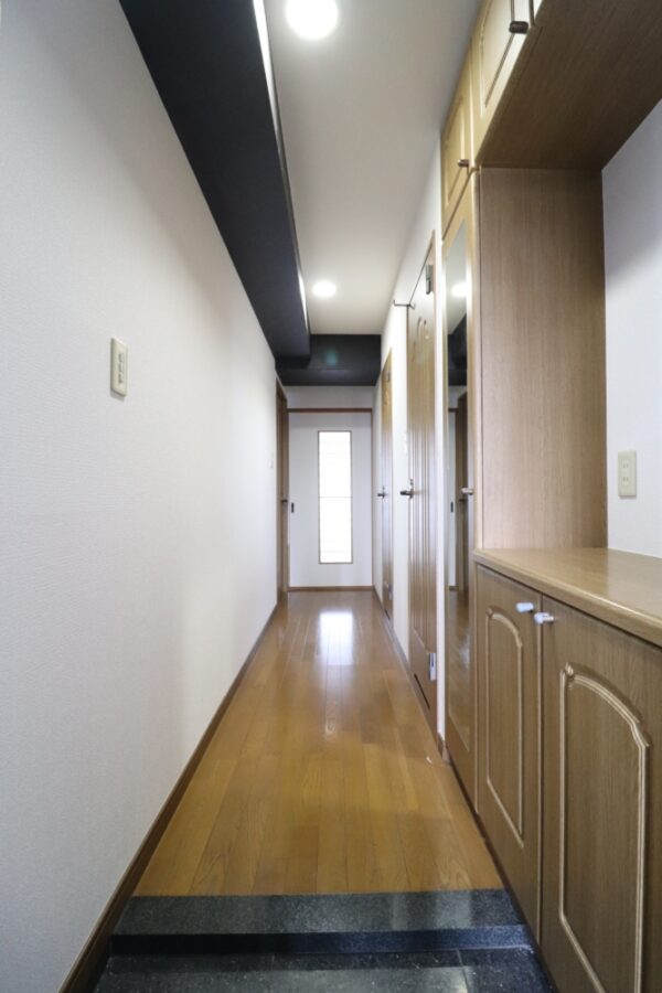 玄関開けたら落ち着きのある新築のようなお家へ