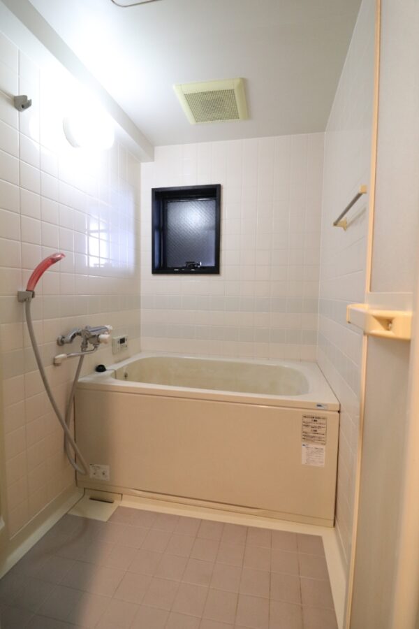 落ち着きのあるバスルームで暖かく