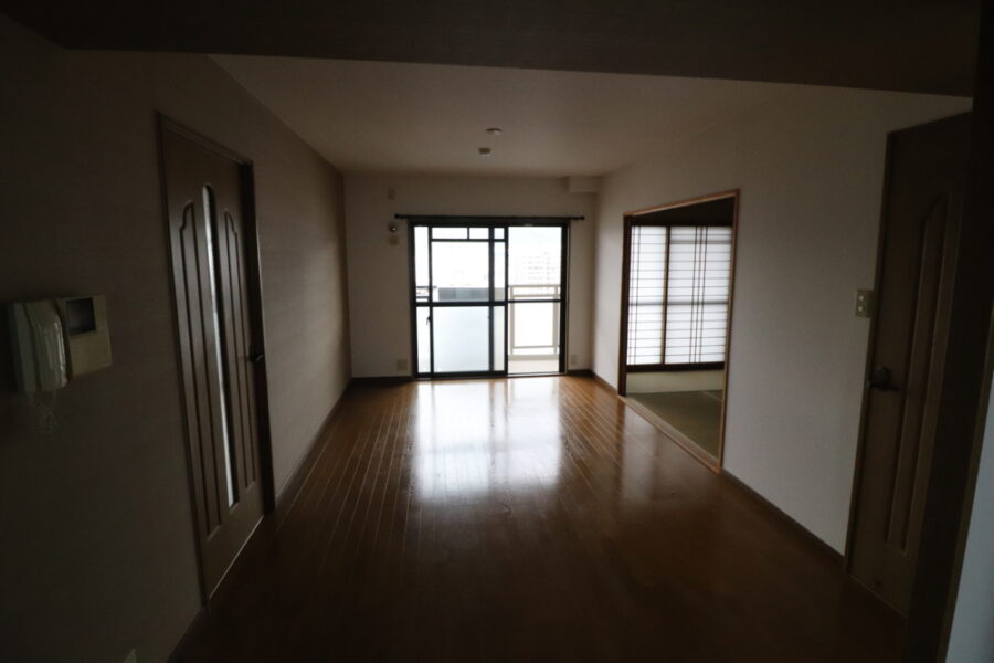 テーブル配置しても十分ゆとりある空間