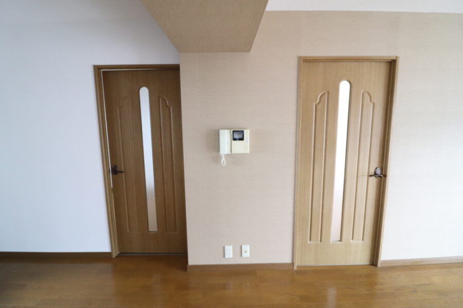 リビング正面に多目的ニッチやリモコンまとまる