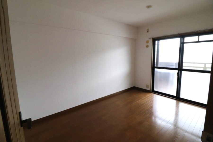 テレビやソファーを配置して正面はエコカラット張り