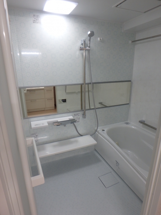 浴槽やカウンターは人造大理石になり、豪華で高級感あふれる浴室へ。