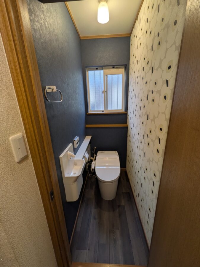 トイレもスッキリでクロスも遊び心満載