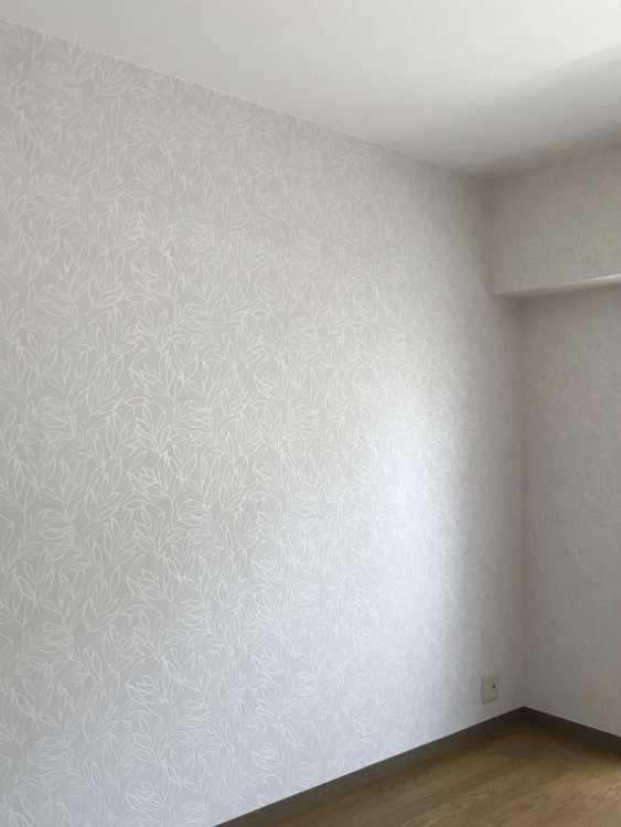 洋室2は寝室になる部屋でホワイト系の葉っぱ柄の落ち着いたクロスに張替えました。