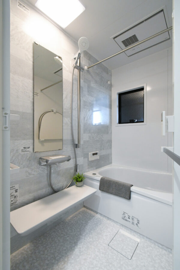 落ち着きのあるバスルームで暖かく