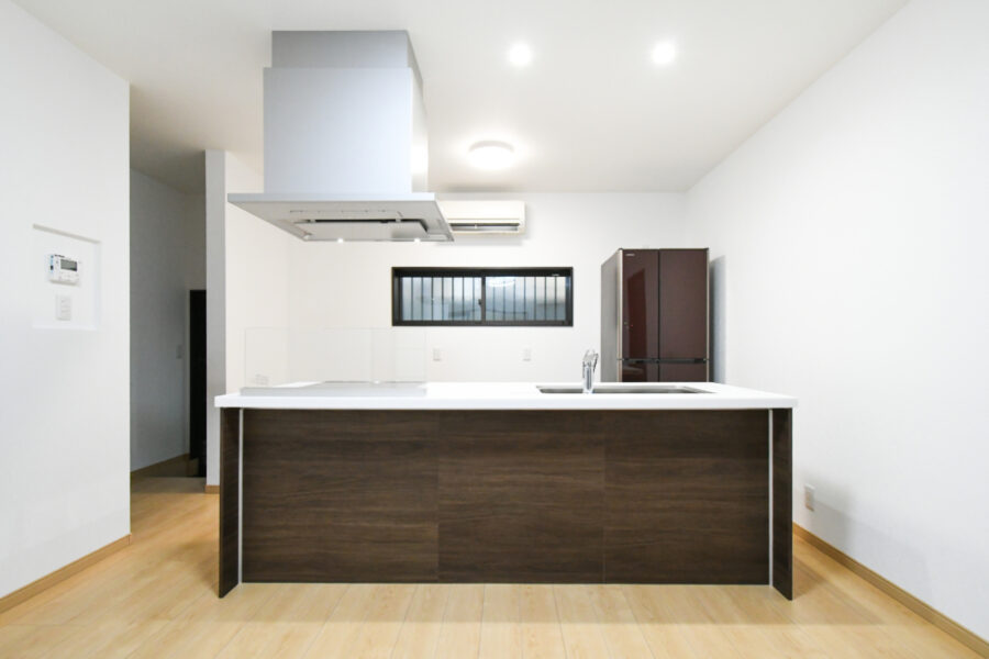 ドアに合うウォールナット系色合い