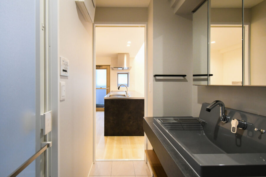 キッチンと同じ大人シックな色合い