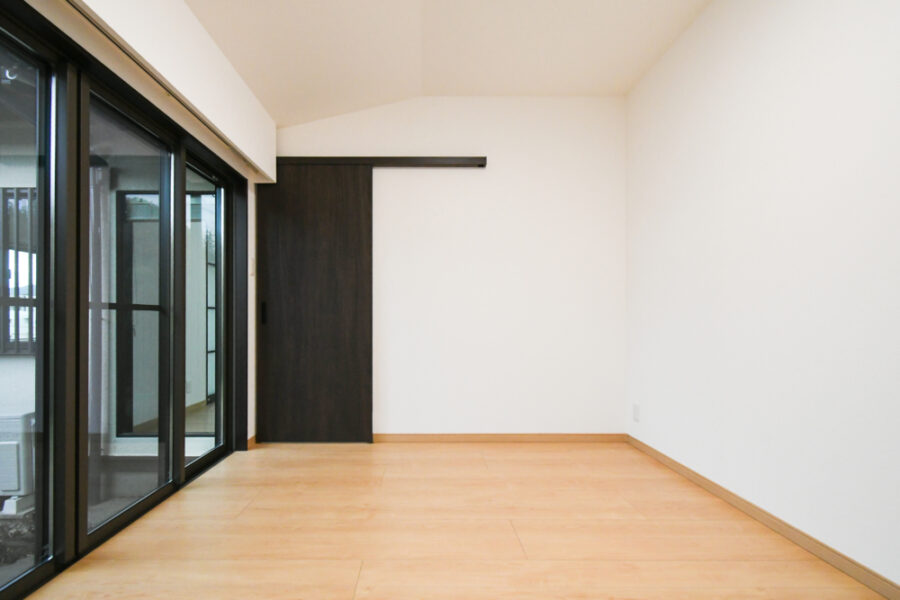 ドアも開き戸からアウトセット引き戸へ