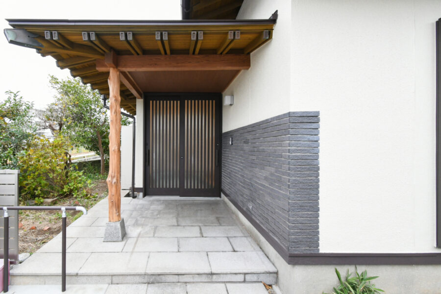 玄関先軒天や木部も綺麗に変わる