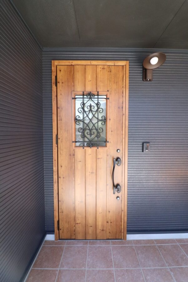 アンティーク格子が素敵な玄関ドア