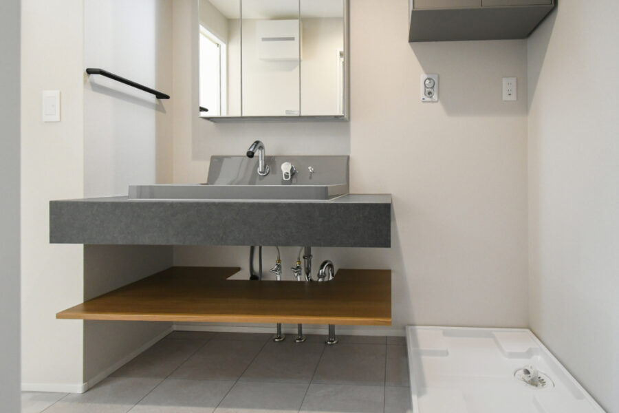 壁付浮き上がったカウンター洗面台へ