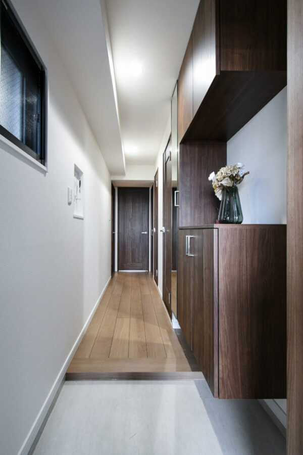 玄関開けたら落ち着きのある新築のようなお家へ