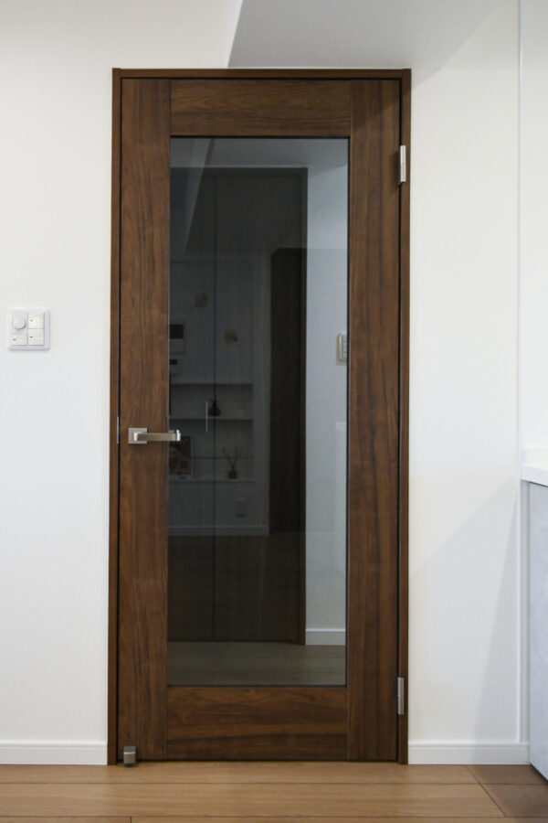 大きな透明ガラスデザインのシックなドア