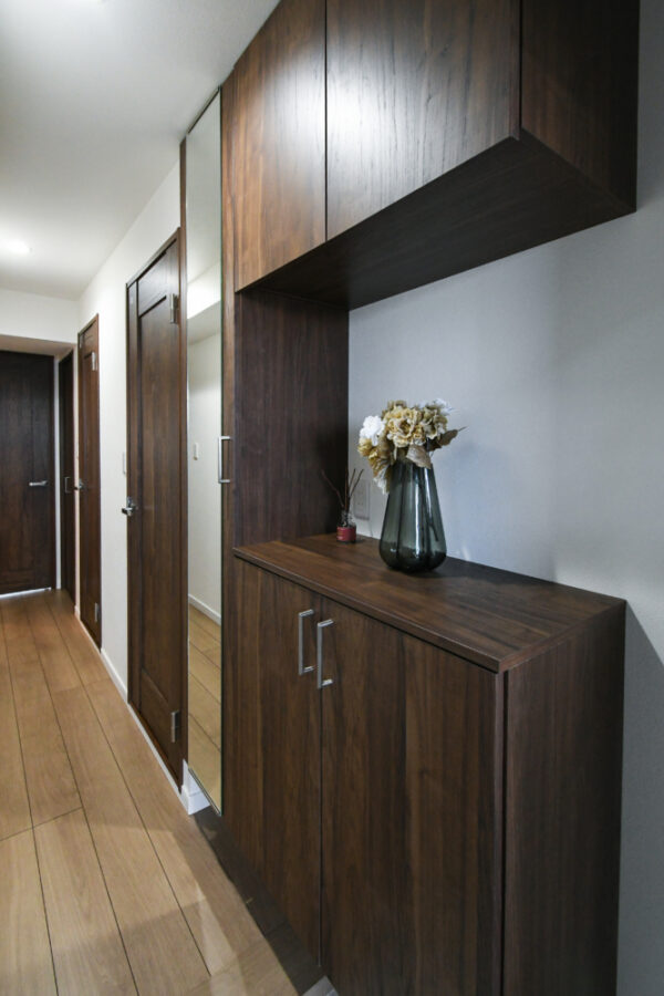 下駄箱もウォールナット柄で新たに変わる