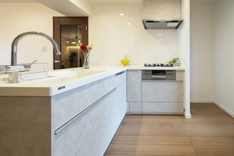 石目柄デザインの色合い素敵なキッチン