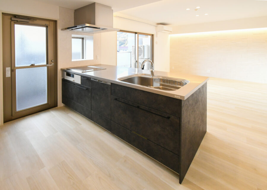 落ち着いたチャコールブラック色