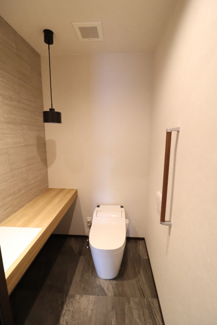 トイレもあっさりとした素敵なデザインへ