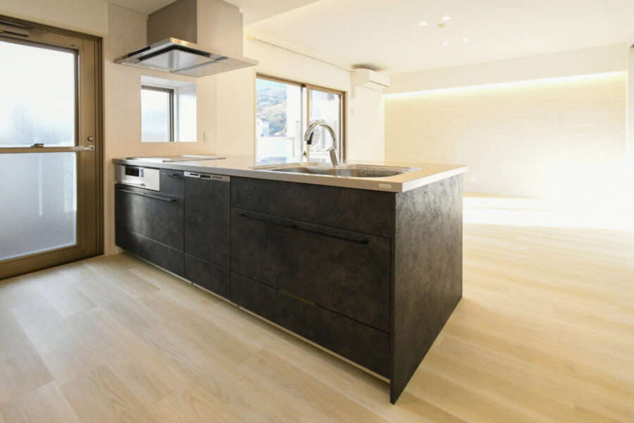 落ち着いたチャコールブラック色