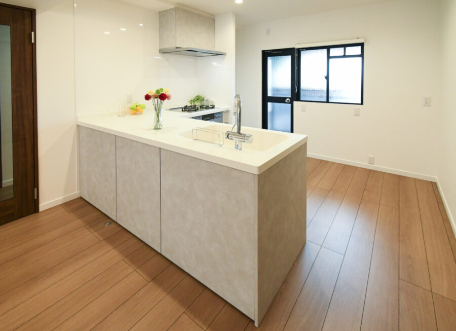 L型キッチンに変わり吊り戸なくスッキリ