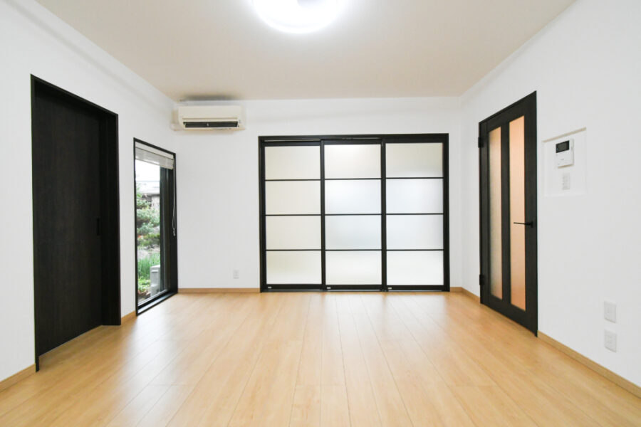 和室との間に3枚引き違い戸