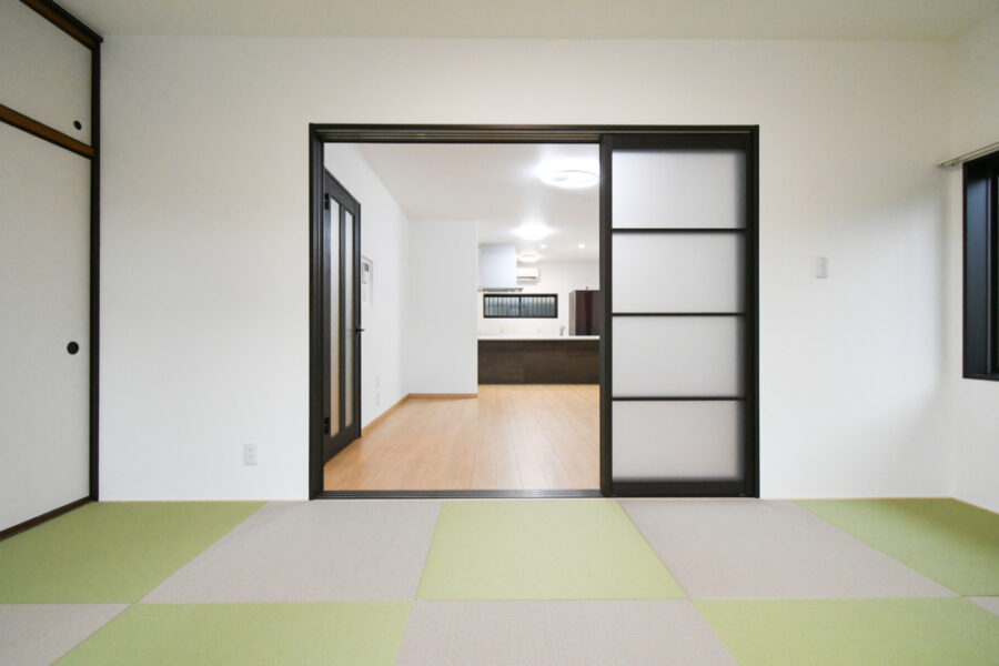 ブラック系ドアがアクセントデザイン