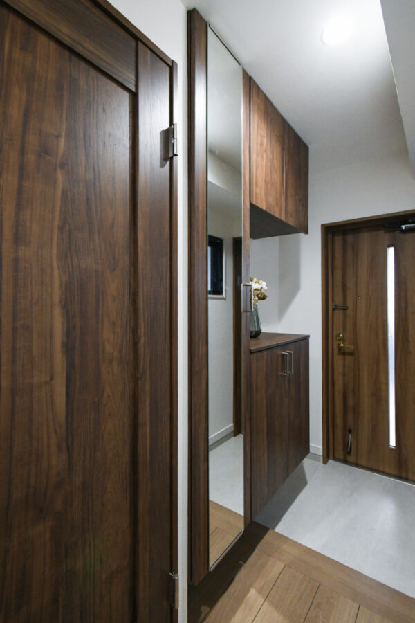 下駄箱もウォールナット柄で新たに変わる