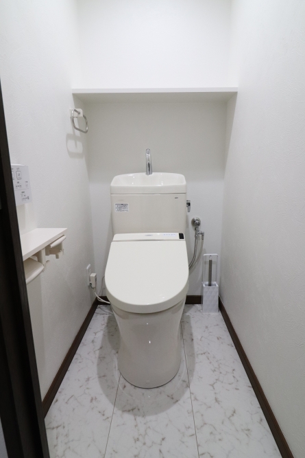 トイレも清潔感のある節水トイレ