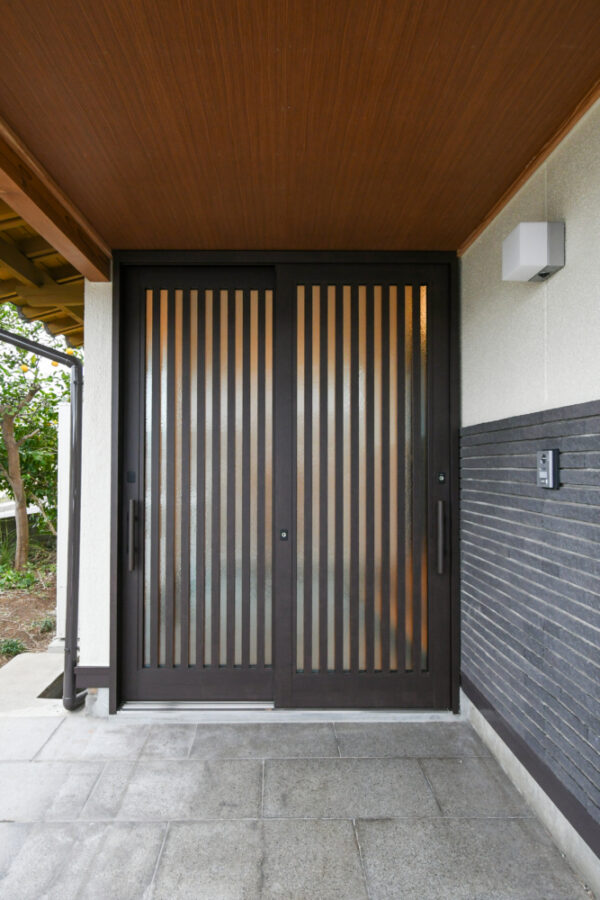 玄関ドアも木製から断熱性ある2枚建て