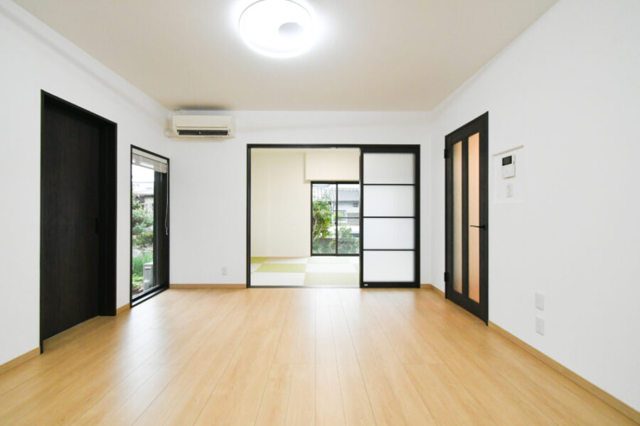 和室との間に3枚引き違い戸