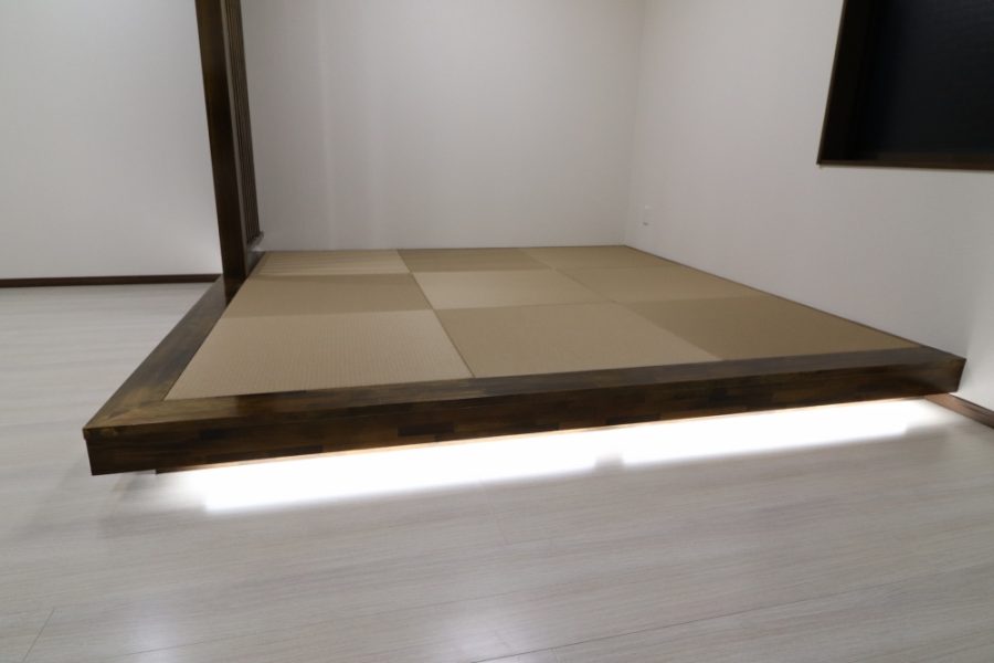 小上がり琉球畳に間接照明を配置