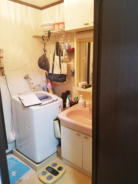 【洗面所】浴室のデッドスペースで広くなった洗面所。洗濯機が横並びに置けるようになりました。