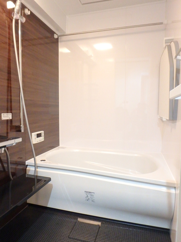 【浴室】人造大理石浴槽や暖房乾燥機、アクセントパネルや床がダーク系で高級感抜群の浴室に。