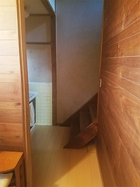 【廊下・洗面台】木目調パネルを貼って、オシャレな廊下回りになっただけでなく、水はね対策にも。