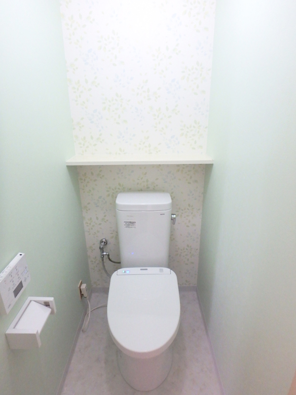 【トイレ】設備やクロスを新しくして、清潔感のある空間へ。