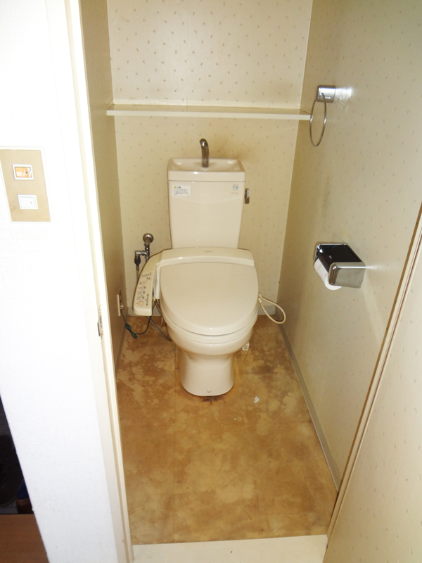 【トイレ】設備やクロスを新しくして、清潔感のある空間へ。